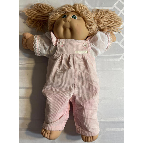 Vintage 1982 Cabbage Patch Doll-Original Clothing-Signed Xavier Roberts! AZ18